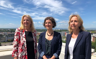 Pia Imbs (G), en compagnie de la maire de Strasbourg, Jeanne Barseghian (C) et Danielle Dambach, maire de Schiltigheim.