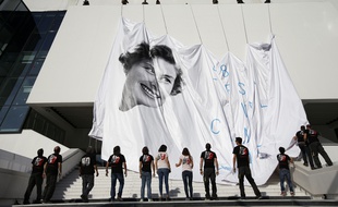 Installation sur la façade du palais du festival de Cannes pour sa 68e éditions Le 11 mai 2015. AFP PHOTO / VALERY HACHE
