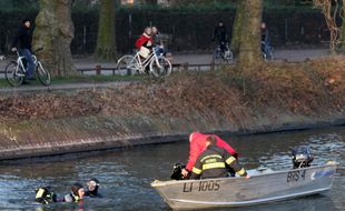 Des enquêteurs de la police judiciaire de Lille assistés par des plongeurs des sapeurs-pompiers sondant la Deûle en 2011 après la disparition de Jean-Meriadec Le Tarnec. (Archives)