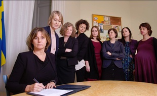 Isabella Lövin signe le projet de loi sur l'environnement suédois entourée de ses collègues féminines.