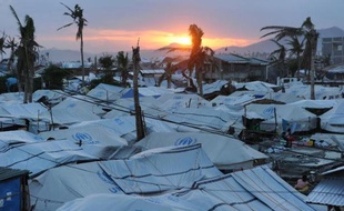 Abris provisoires pour les survivants du typhon Haiyan le 15 février 2014 à Tacloban aux Philippines
