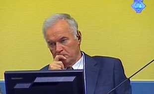 Capture d'écran de l'ex-chef des forces armées serbes Ratko Mladic le 9 juillet 2012 à la Haye