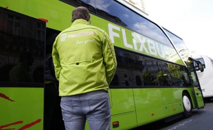 Un autocar de l'entreprise allemande FlixBus, le 19 mai 2015 à Paris