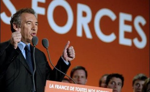François Bayrou s'est présenté lundi à Reims comme le seul capable de résoudre "la crise exceptionnelle" du pays, face à Nicolas Sarkozy et Ségolène Royal qui "n'en ont pas les moyens", compte tenu de leur "base étroite".