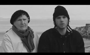 Orelsan et sa grand-mère dans son clip «J'essaye, j'essaye».