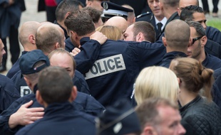 Cérémonie d'hommage national dans la cour d'honneur de la préfecture des Yvelines à Versailles, le 17 juin 2016, quatre jours après l'assassinat du couple de policiers tués à leur domicile par un djihadiste affilié à Daesh.