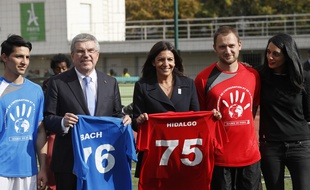 Thomas Bach signe à Paris