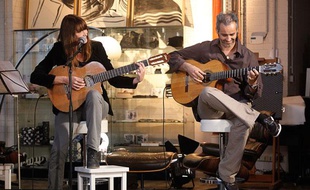 Le microshow de Carla Bruni a eu lieu dans un atelier d'artistes à Paris