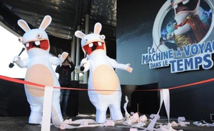 Le Futuroscope a présenté samedi en avant-première sa nouvelle attraction "La machine à voyager dans le temps avec les Lapins crétins" que les visiteurs pourront voir à partir du 21 décembre.