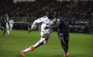 A gauche, Laciné Traoré au duel avec le Lillois Edgar Ié