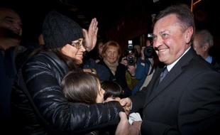 Le populaire maire centre-gauche de Ljubljana, le millionnaire Zoran Jankovic, a remporté l'élection législative anticipée en Slovénie, pays membre de la zone euro, un coup de théâtre alors que les conservateurs étaient donnés largement gagnants, a annoncé dans la nuit la Commission électorale.