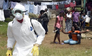 Chagrin d'une femme après le décès de son mari atteint par le virus Ebola le 4 octobre 2014 à Monrovia