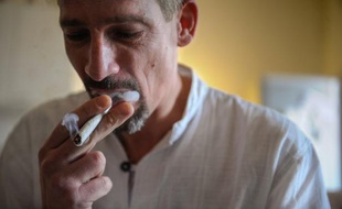 Le tribunal correctionnel de Belfort a refusé mercredi de reconnaître à un patient atteint de myopathie le droit de fumer du cannabis pour des raisons thérapeutiques, le condamnant à 300 euros d'amende avec sursis.