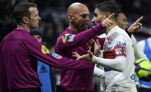 Nabil Fekir a reçu un carton jaune après avoir vivement contesté la décision d'Amaury Delerue et de son assistant.