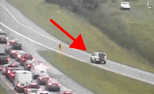 Un automobiliste fou roule à contresens sur la route - Le Rewind