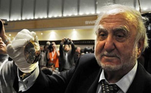 Le co-fondateur du groupe Swatch, Nicolas Hayek, tient une réplique de la fameuse montre de Breguet, "Marie-Antoinette", à Basel, le 4 avril 2008.