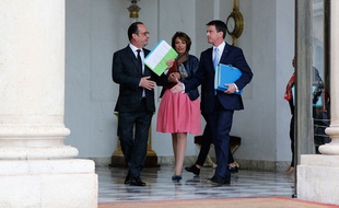 Poignée de main entre François Hollande et Manuel Valls à l'Elysée, le 20 mai 2015.