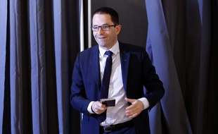 Benoît Hamon après avoir voté à Trappes lors du premier tour de la présidentielle, le 23 avril 2017.