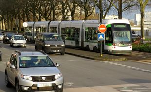 Nantes, le 12 février, circulation de voitures et tramway de la ligne 1 quai de la Fosse (illustration)