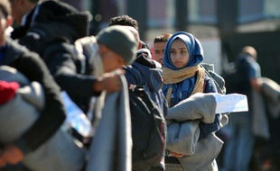 Des réfugiés dans le village de Baranjsko Petrovo Selo en Croatie, à la frontière avec la Hongrie, le 2 octobre 2015