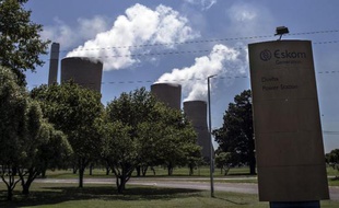 La compagnie d'électricité sud-africaine Eskom a fait renvoyer plus d'un millier d'ouvriers de sa centrale à charbon géante en construction de Medupi (nord-est) après un débrayage sauvage