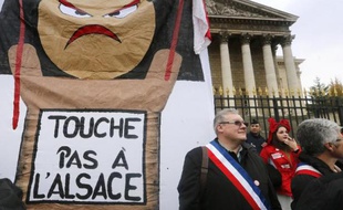 Manifestation contre la fusion de l'Alsace avec la Lorraine et la Champagne-Ardenne dans la cadre de la réforme des régions, le 25 novembre 2014 devant l'Assemblée nationale, à Paris