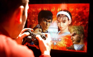 Illustration: Un homme joue à un jeu vidéo.