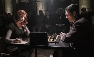 Anya Taylor-joy (Beth Harmon) et Marcin Dorocinski (Vasily Borgov) dans « Le jeu de la dame» (« The Queen’s Gambit »).