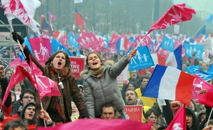 Les opposants au mariage homosexuel descendent encore une fois dans la rue dimanche à Paris pour une manifestation sous haute surveillance, les autorités redoutant des débordements d'éléments extrémistes.