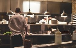 Un musicien israélien exclu d’un restaurant après avoir parlé hébreu
