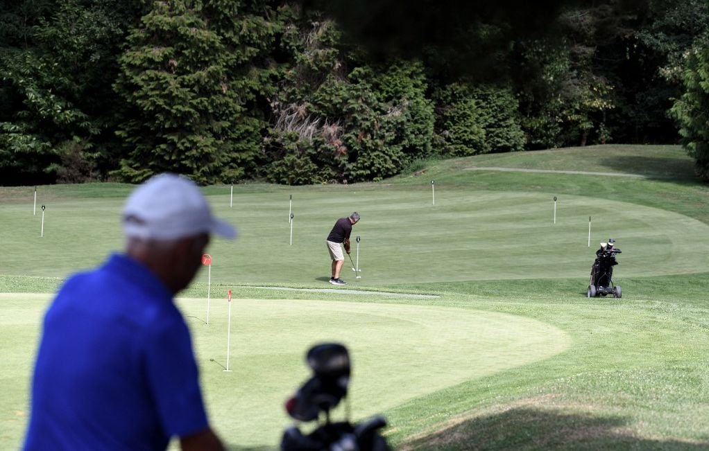 Des joueurs de golfs à Rochefort-en-Yvelines, le 5 août 2022