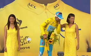 Nibali sur le podium de la 2e étape du Tour de France, le 6 juillet 2014.