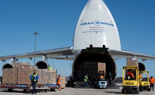 Un avion livre des masques en provenance de Chine dans l'Est de la France, le 30 mars 2020.