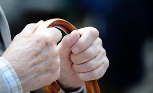 Menacé par son voisin qui brandissait un couteau, l'octogénaire a réussi à désarmer son agresseur en le frappant avec sa canne.