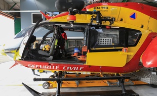 Base de Dragon 67 à Entzheim, hélicoptère de la Sécurité civile et para-médicalisé par les Hôpitaux universitaires de Strasbourg SAMU 67. Strasbourg le 30 08 2017.