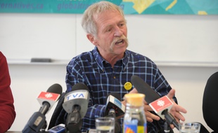 José Bové en conférence de presse à Montréal, le 12 octobre 2016.