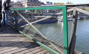 Un prototype de panneaux vitrés qui seront installés sur le pont des Arts. «La version définitive limitera encore plus les reflets», assure l'entreprise Saint-Gobain.
