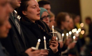 Des chants, des larmes et des prières: les Bostoniens se sont rassemblés mardi soir à travers la ville, pour rendre un hommage ému aux victimes du double attentat survenu la veille en marge du marathon.