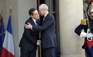 Des regrets, quelques piques et des leçons. Lorsqu'il a pris pour la dernière fois la parole devant l'ensemble de son gouvernement mercredi au Conseil des ministres, Nicolas Sarkozy s'est livré sans fard, selon ses propos rapportés par plusieurs participants à l'AFP