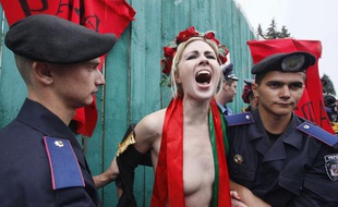 Alexandra Shevchenko, activiste du groupe Femen, lors de son arrestation devant le Parlement de Kiev en Ukraine, le 5 juillet 2011.