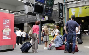 Des voyageurs en gare de Montparnasse à Paris