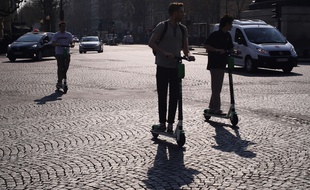 Les trottinettes sont désormais interdites de stationnement sur les trottoirs parisiens.