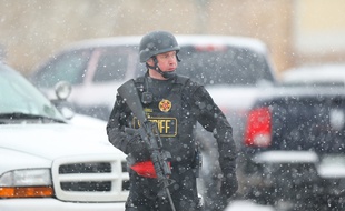 Un policier sur les lieux de la fusillade près d'un planning familial dans le Colorado, le 27 novembre 2015.