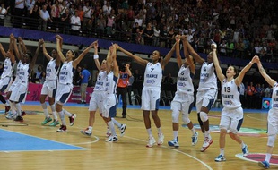 L'équipe de France de basket fête sa victoire contre la Grande-Bretagne le 17 juin 2013.