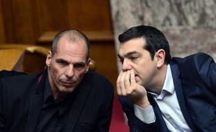 Le ministre grec des Finances Yianis Varoufakis (g) et le Premier ministre Alexis Tsipras (d) au Parlement, le 18 février 2015 à Athènes