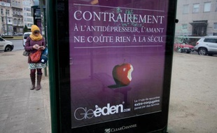 Une publicité pour Gleeden, un site de rencontre entre personnes mariées, dans une rue de Bruxelles le 24 février 2012