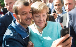 Angela Merkel prend un selfie avec un réfugié à Berlin, le 10 septembre 2015.
