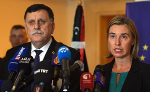 La chef de la diplomatie européenne Federica Mogherini et le le futur Premier ministre libyen, Fayez el-Sarraj, lors d'une conférence de presse à Tunis le 8 janvier 2016