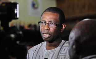 Le chanteur Youssou Ndour, ministre du Tourisme du Sénégal, estime que le rallye-raid Dakar, délocalisé depuis cinq éditions en Amérique latine pour des raisons de sécurité, doit "reprendre son parcours" en Afrique ou "abandonner" son label, a affirmé mercredi à l'AFP un de ses proches.