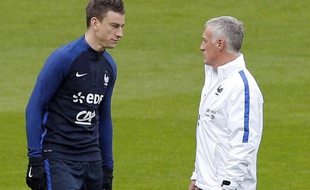 Laurent Koscielny et Didier Deschamps lors d'un rassemblement de l'équipe de France, le 28 mars 2016.